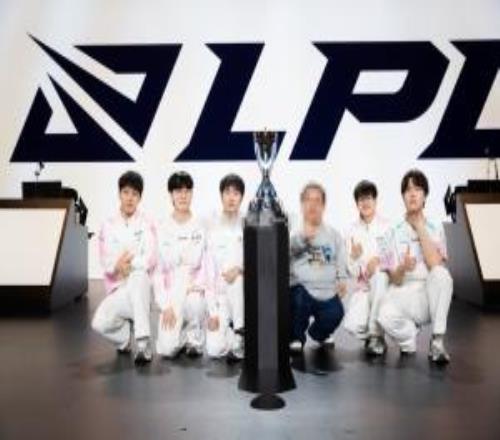 那不勒斯肩,负更重夺冠,重任,Bet365下载,下载Bet365,体育博彩,线上娱乐,客户端,体育平台